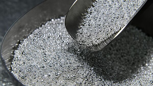 Гранулы серебра высшей пробы 99,99 процентов чистоты. Архивное фото - Sputnik Кыргызстан