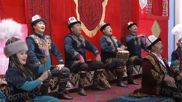 Как Си Цзиньпин смотрел представление на основе эпоса Манас в музее СУАР. Видео - Sputnik Кыргызстан