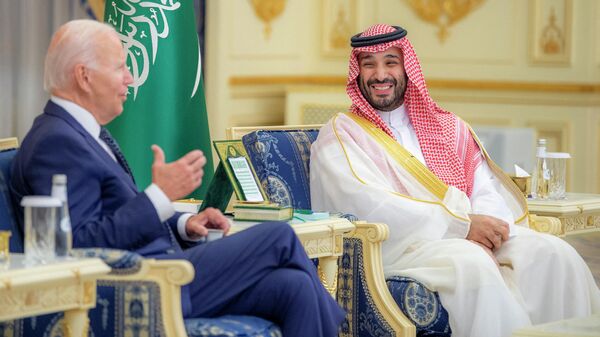 Встреча наследного принца Саудовской Аравии Мохаммеда бин Салмана (справа) с президентом США Джо Байденом  - Sputnik Кыргызстан