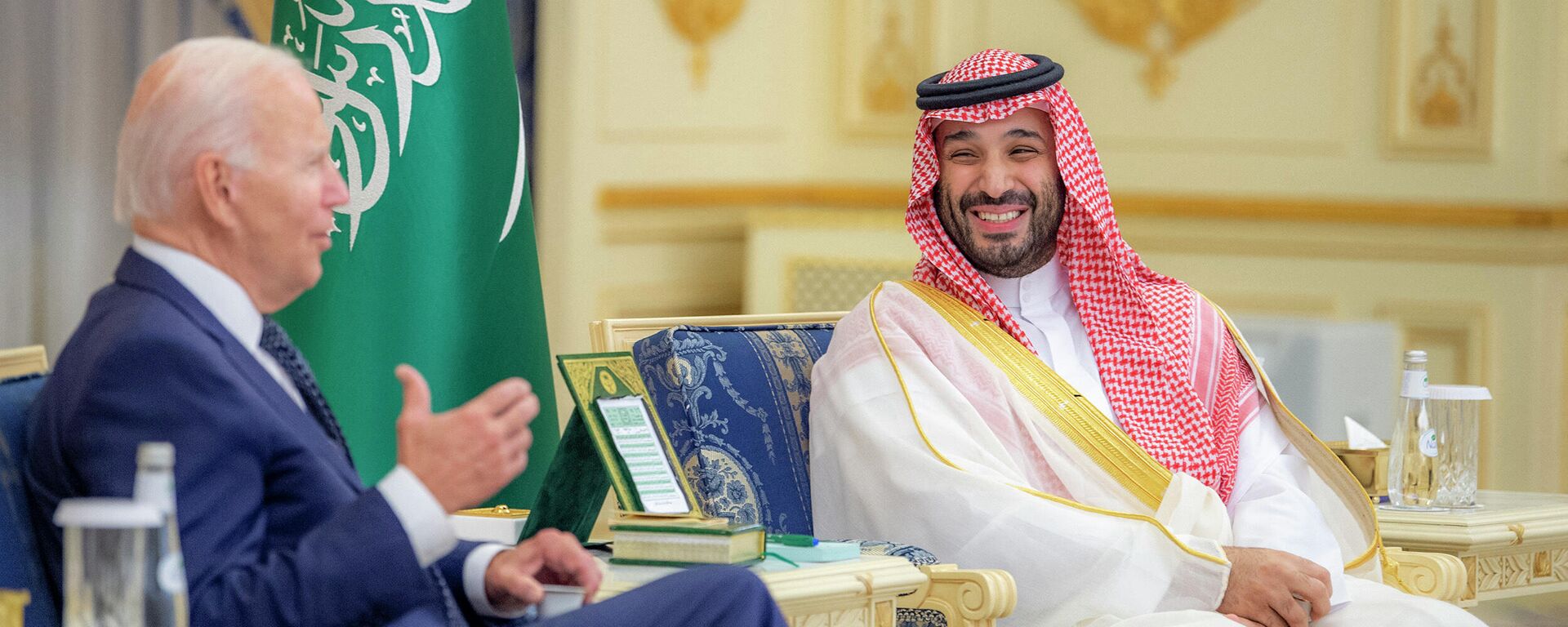 Встреча наследного принца Саудовской Аравии Мохаммеда бин Салмана (справа) с президентом США Джо Байденом  - Sputnik Кыргызстан, 1920, 16.07.2022