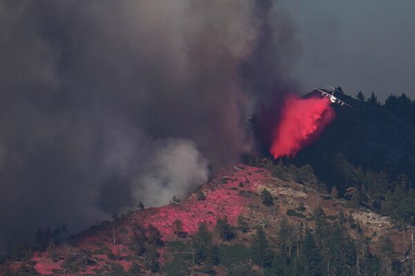 Тушение лесного пожара в национальном парке Йосемити в Калифорнии (США) - Sputnik Кыргызстан