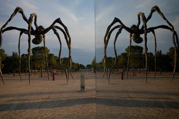 Женщина под десятиметровой скульптурой &quot;Маман&quot; работы Луизы Буржуа в Афинах (Греция) - Sputnik Кыргызстан