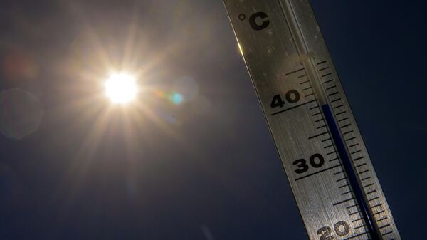 Термометр на фоне солнца. Архивное фото - Sputnik Кыргызстан