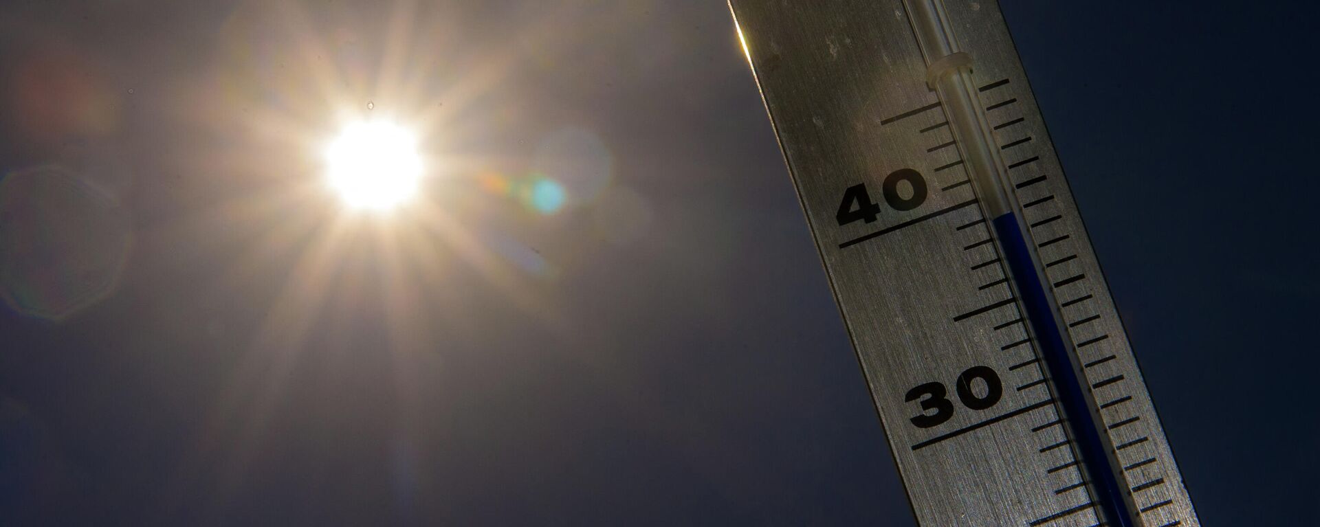 Термометр на фоне солнца. Архивное фото - Sputnik Кыргызстан, 1920, 10.07.2023