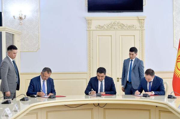 Состоялась церемония подписания соглашения о сотрудничестве Минэкономики КР и этой компании - Sputnik Кыргызстан