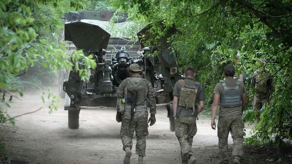 Украинские солдаты выдвигают гаубицу М777 на позицию на Донбассе - Sputnik Кыргызстан