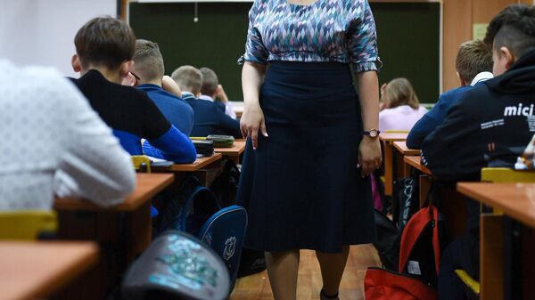 Мектепте сабак өтүп жаткан мугалим. Архивдик сүрөт  - Sputnik Кыргызстан