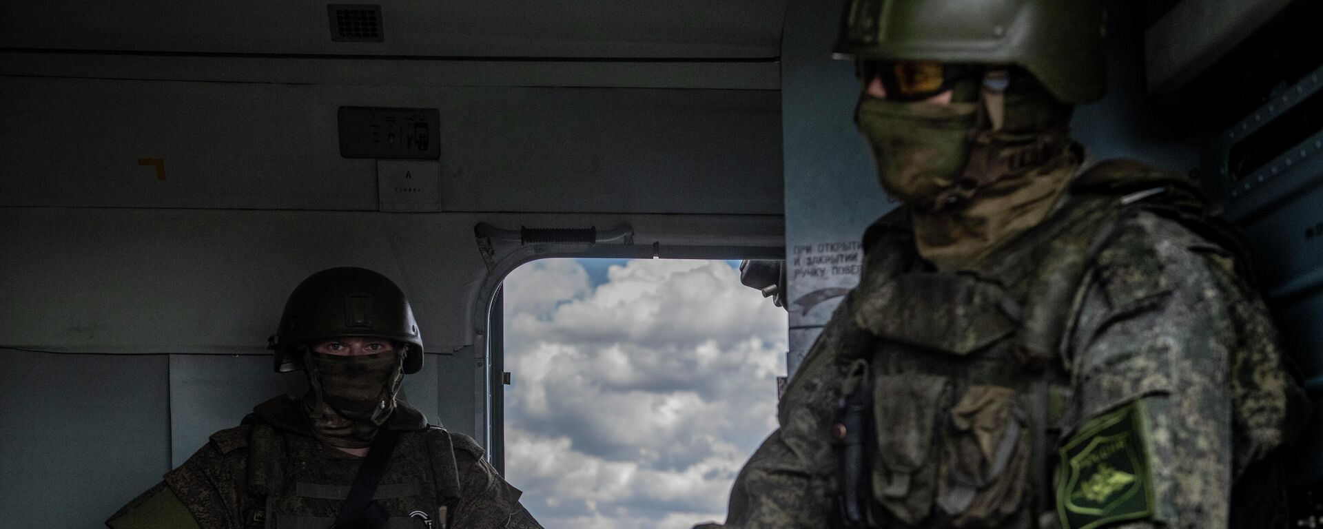 Военнослужащие в кабине вертолета Ми-8МТВ на полевом аэродроме в зоне проведения специальной военной операции. - Sputnik Кыргызстан, 1920, 19.07.2022