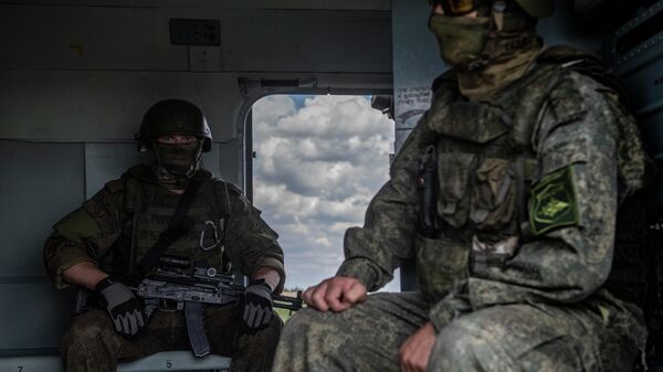 Военнослужащие в кабине вертолета Ми-8МТВ на полевом аэродроме в зоне проведения специальной военной операции. - Sputnik Кыргызстан