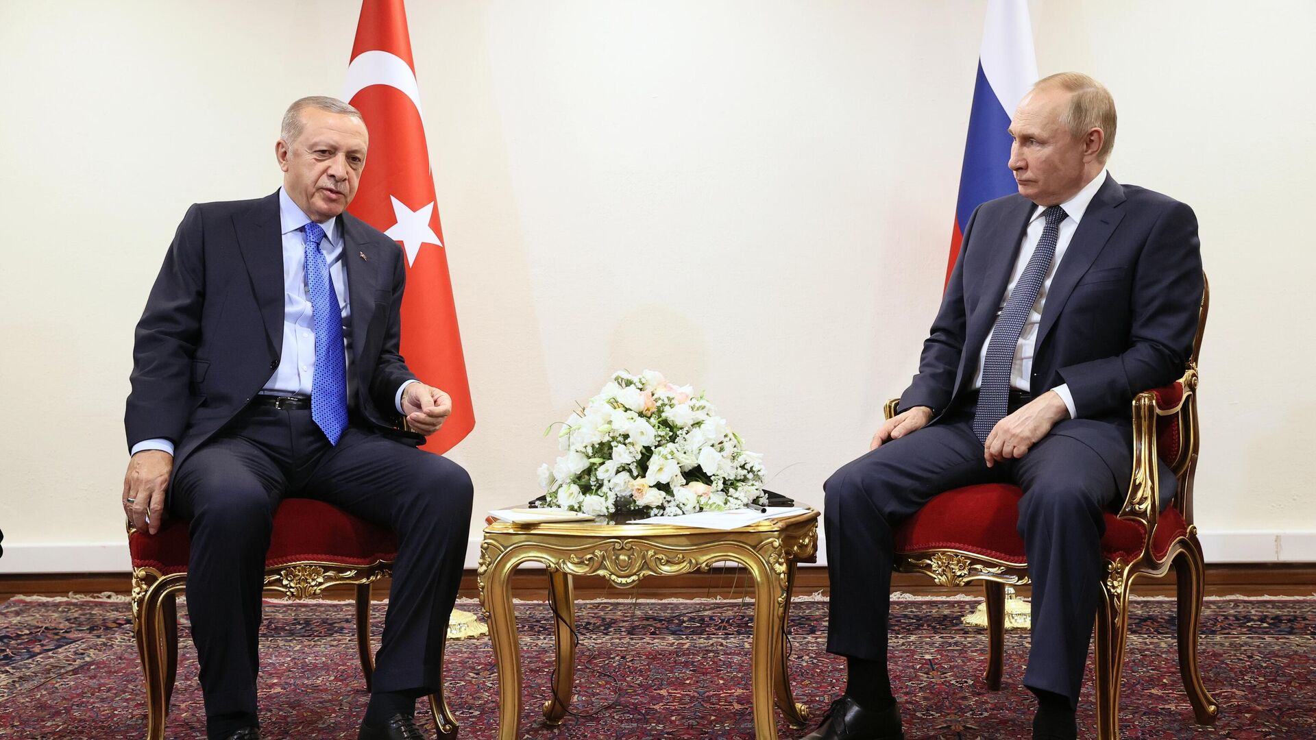 Президент РФ Владимир Путин и президент Турции Реджеп Тайип Эрдоган (слева) во время встречи - Sputnik Кыргызстан, 1920, 19.07.2022