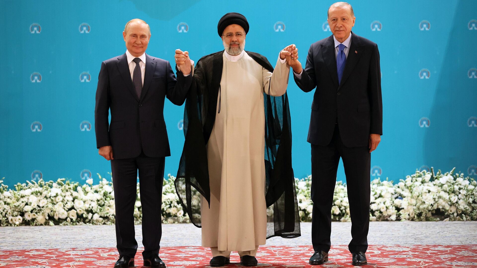 Россия, Түркия жана Ирандын президенттери Тегеранда болуп жаткан саммиттин алкагында үч тараптуу сүйлөшүүлөрдү өткөрдү - Sputnik Кыргызстан, 1920, 20.07.2022