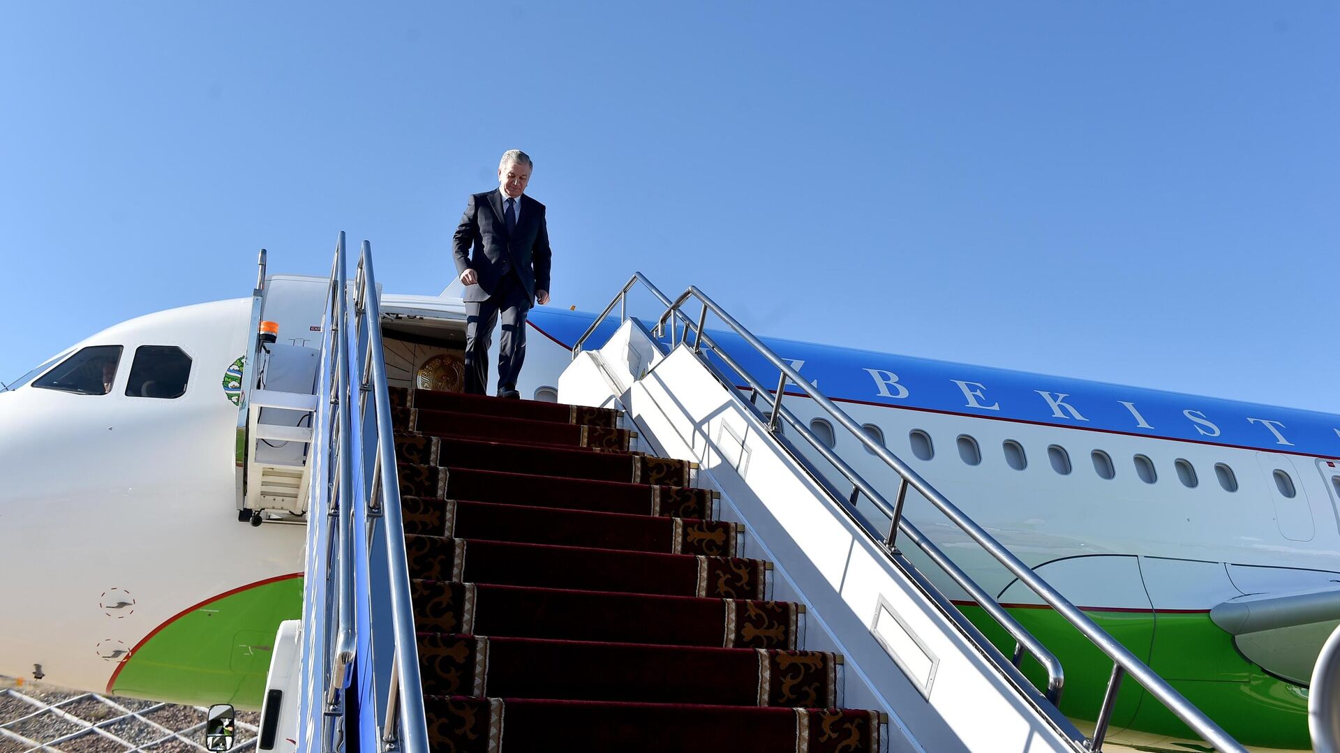 Президент Узбекистана Шавкат Мирзиёев спускается по трапу самолета. Архивное фото - Sputnik Кыргызстан, 1920, 18.01.2023