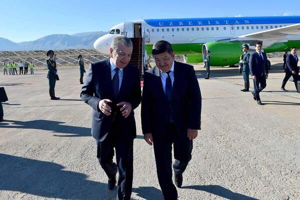 В международном аэропорту Иссык-Куль высокого гостя встретил глава кабмина Акылбек Жапаров - Sputnik Кыргызстан