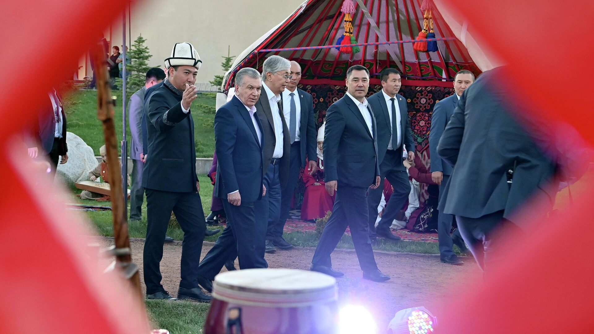 Токаев, Мирзиёев и Жапаров посмотрели представление каскадеров в Бостери - Sputnik Кыргызстан, 1920, 20.07.2022