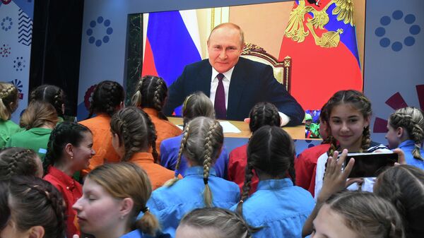 Президент РФ В. Путин встретился с финалистами конкурса Большая перемена - Sputnik Кыргызстан