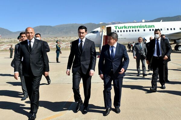 В аэропорту &quot;Иссык-Куль&quot; Бердымухамедова встретил председатель кабинета министров Акылбек Жапаров - Sputnik Кыргызстан