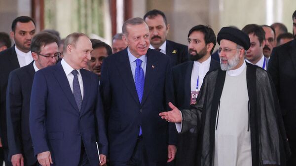 Россия, Түркия жана Ирандын президенттери Тегеранда болуп жаткан саммиттин алкагында үч тараптуу сүйлөшүүлөрдү өткөрдү - Sputnik Кыргызстан