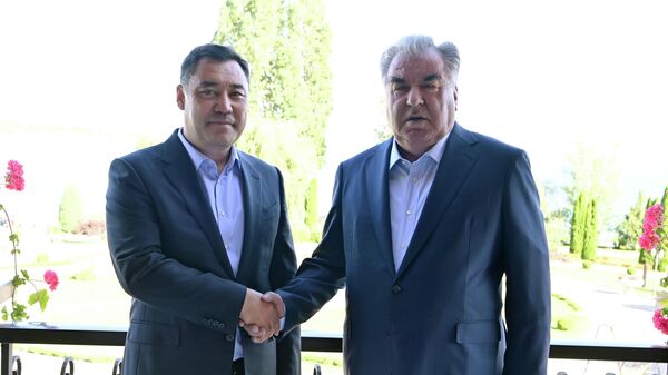 Президент Кыргызстана Садыр Жапаров во время встречи с президентом Таджикистана Эмомали Рахмоном в Чолпон-Ате - Sputnik Кыргызстан