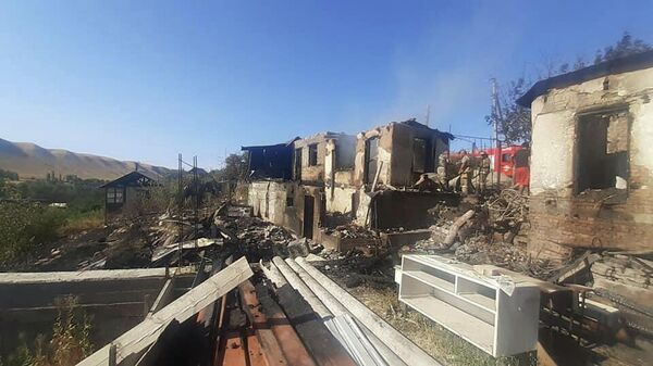 Пожар в селе Беш-Кунгей недалеко от Бишкека - Sputnik Кыргызстан