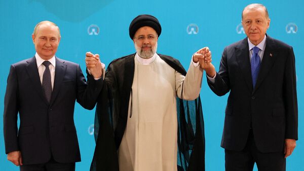 Президент России Владимир Путин, президент Ирана Эбрагим Раиси и президент Турции Реджеп Тайип Эрдоган перед трехсторонней встречей в Тегеране - Sputnik Кыргызстан