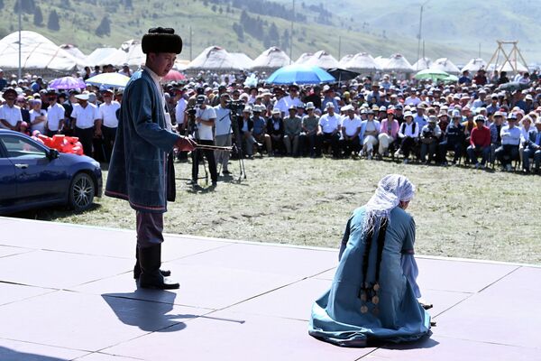 Торжества сопровождались массовыми народными гуляниями, различными выставками и национальными конноспортивными играми, в которых состязались команды из нескольких регионов страны - Sputnik Кыргызстан