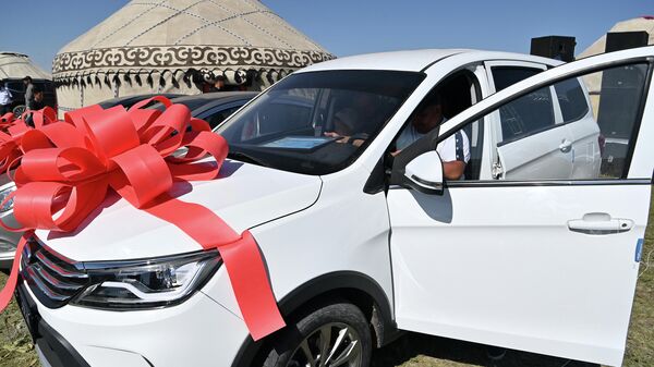 Вручение ключей от авто победителю скачек в Каркыре - Sputnik Кыргызстан