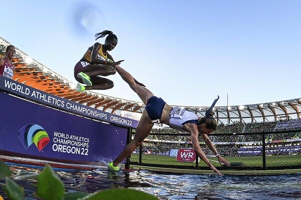 Элис Фино из Франции (справа) падает в воду во время финального забега на 3 000 метров с препятствиями на Чемпионате мира по легкой атлетике в США - Sputnik Кыргызстан