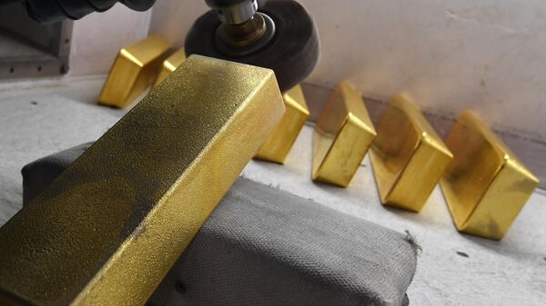 Обработка свежеотлитых слитков золота. Архивное фото - Sputnik Кыргызстан