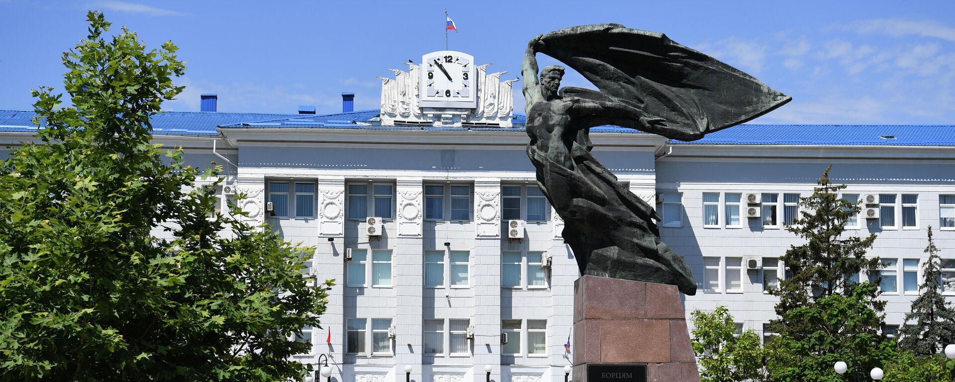 Памятник Борцам за свободу и здание Бердянского городского совета - Sputnik Кыргызстан, 1920, 25.07.2022