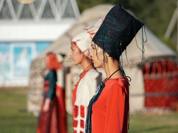 Иш-чара кыргыздын улуттук кийимдерин, салтын, кол өнөрчүлүгүн жандандыруу үчүн уюштурулган - Sputnik Кыргызстан