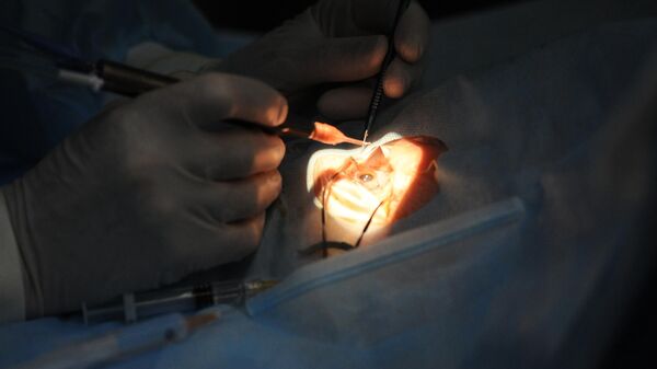 Көзгө операция жасап жаткан хирург. Архив - Sputnik Кыргызстан