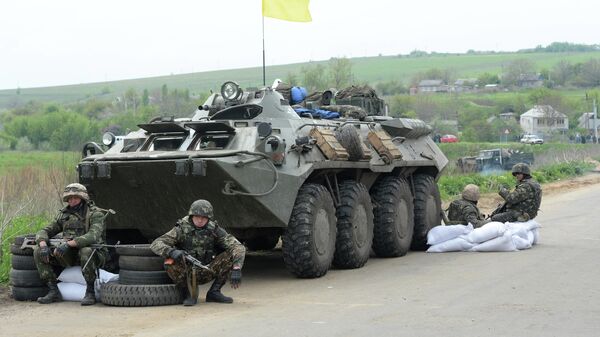 Украинские военные у села Андреевское около города Славянска Донецкой области - Sputnik Кыргызстан