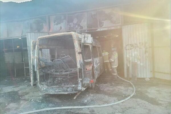Пожар, произошедший накануне вечером, охватил 80 "квадратов" помещения, сгорели оборудование и полностью два автомобиля - Sputnik Кыргызстан