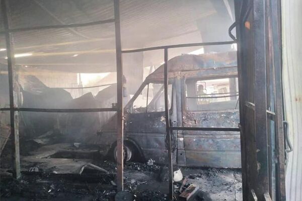 В Сокулукском районе на станции технического обслуживания сгорели два микроавтобуса марки Mercedes-Benz Sprinter - Sputnik Кыргызстан