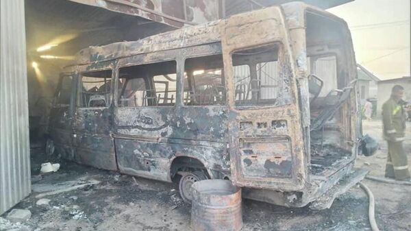 Два микроавтобуса сгорели на СТО в Сокулуке  - Sputnik Кыргызстан
