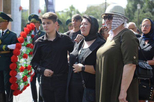 Участники панихиды были единодушны в том, что память о Вячеславе Шаповалове, внесшем неоценимый вклад в развитие кыргызского общества, навсегда останется в сердцах кыргызстанцев - Sputnik Кыргызстан