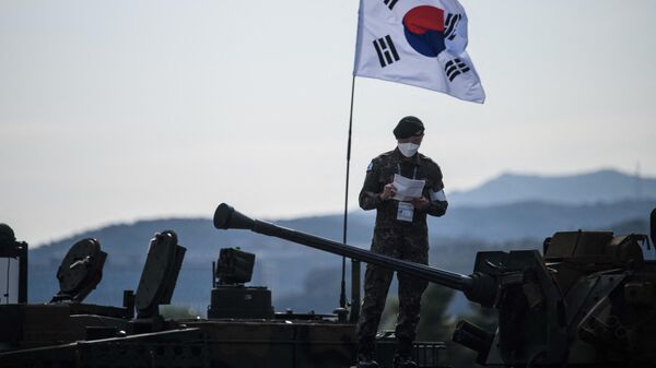 Военнослужащий Южной Кореи стоит на танке K21. Архивное фото - Sputnik Кыргызстан