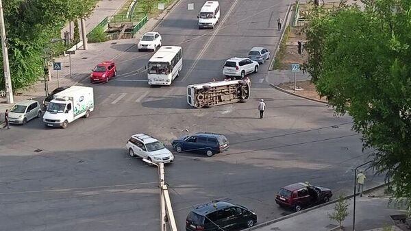 В Бишкеке на пересечении улиц Сухэ-Батора и Юнусалиева опрокинулась пассажирская маршрутка - Sputnik Кыргызстан