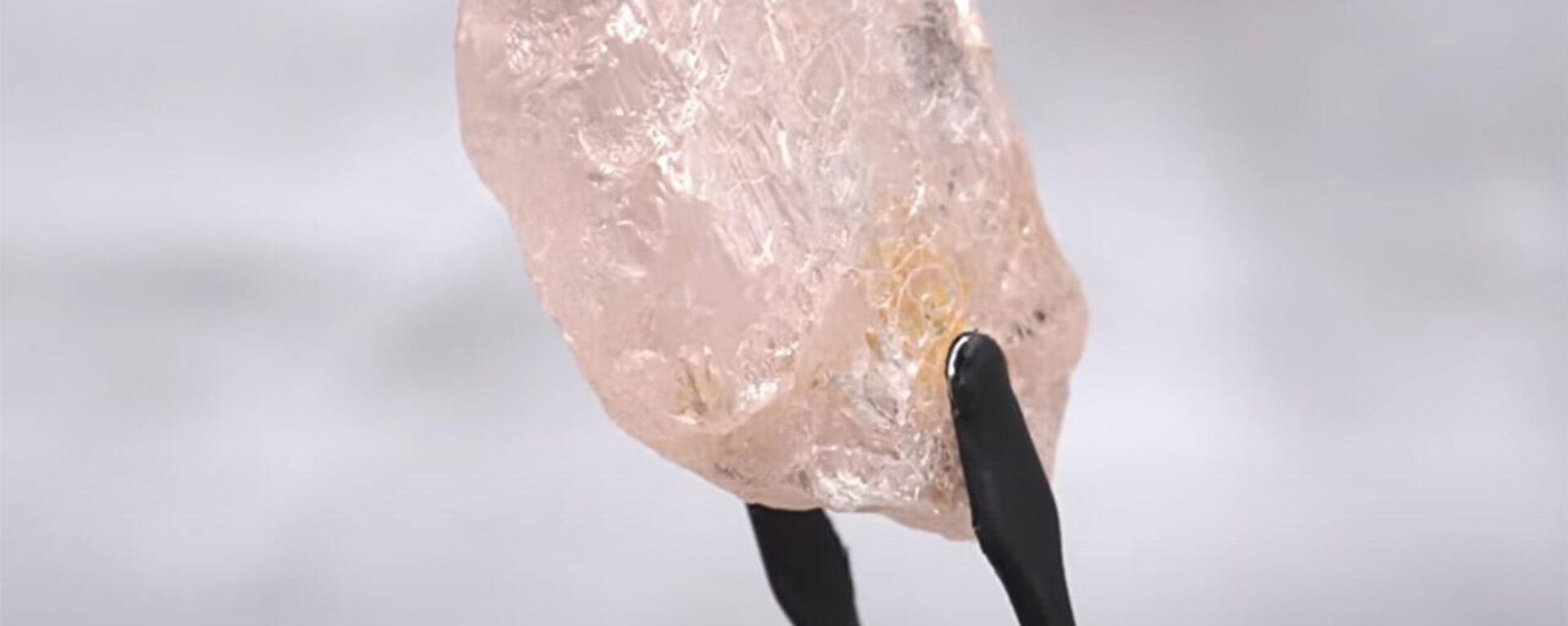 Найден крупнейший за последние 300 лет розовый алмаз — видео - Sputnik Кыргызстан, 1920, 28.07.2022
