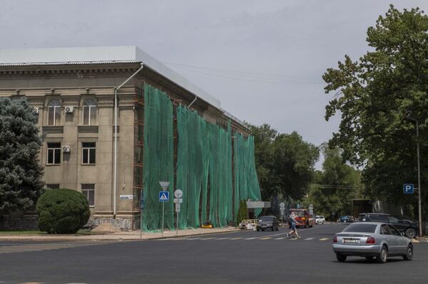 Бишкекте Өкмөт үйүнүн фасады жаңыртылып жатат - Sputnik Кыргызстан