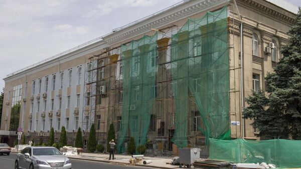 Кыргызстандын Өкмөт үйүнүн фасады жаңыртылуу иштери - Sputnik Кыргызстан