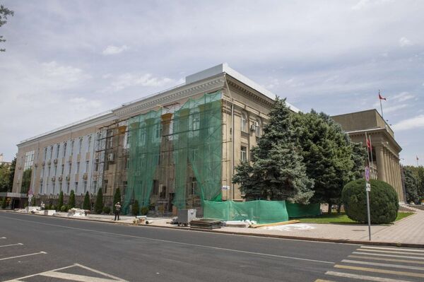 Пресс-секретарь президента Эрбол Султанбаев сказал, что это плановый ремонт, поскольку с 60-х годов прошлого века он не проводился - Sputnik Кыргызстан