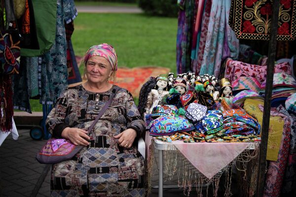 Жители и гости столицы могут приобрести вещи в этностиле, украшения ручной работы и красивые подарки - Sputnik Кыргызстан