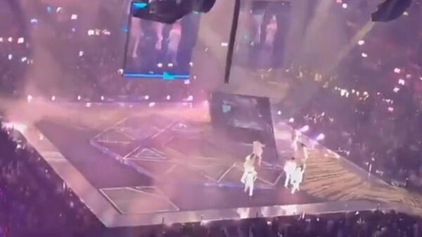 Огромный экран рухнул на танцоров на концерте группы Mirror в Гонконге. Видео - Sputnik Кыргызстан