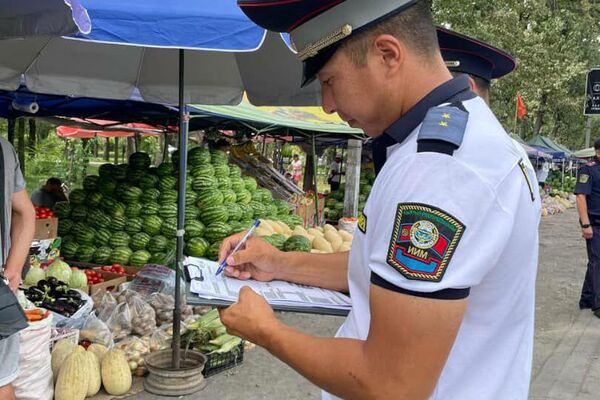 Управление патрульной службы милиции Бишкека проводит рейд по выявлению точек незаконной (стихийной) торговли - Sputnik Кыргызстан