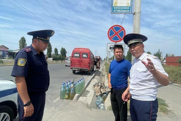 Выявлены 48 пунктов незаконной продажи ГСМ, овощей и фруктов (в частности, арбузов и дынь), а также мороженого и прохладительных напитков на обочинах дорог - Sputnik Кыргызстан