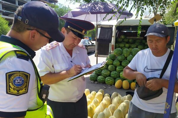 Каждого продавца оштрафовали на 3 тысячи сомов. - Sputnik Кыргызстан
