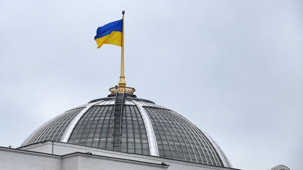 Флаг Украины на здании Верховной рады в Киеве. Архивное фото  - Sputnik Кыргызстан