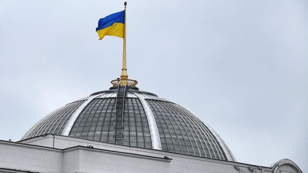 Государственный флаг Украины на здании Верховной рады в Киеве. Архивное фото - Sputnik Кыргызстан