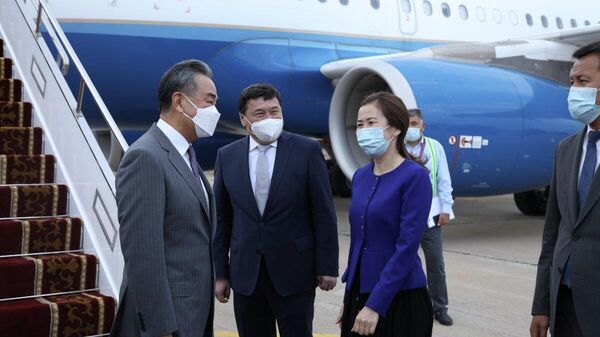 Член Государственного совета, министр иностранных дел Китая Ван И прибыл в Кыргызстан с официальным визитом - Sputnik Кыргызстан